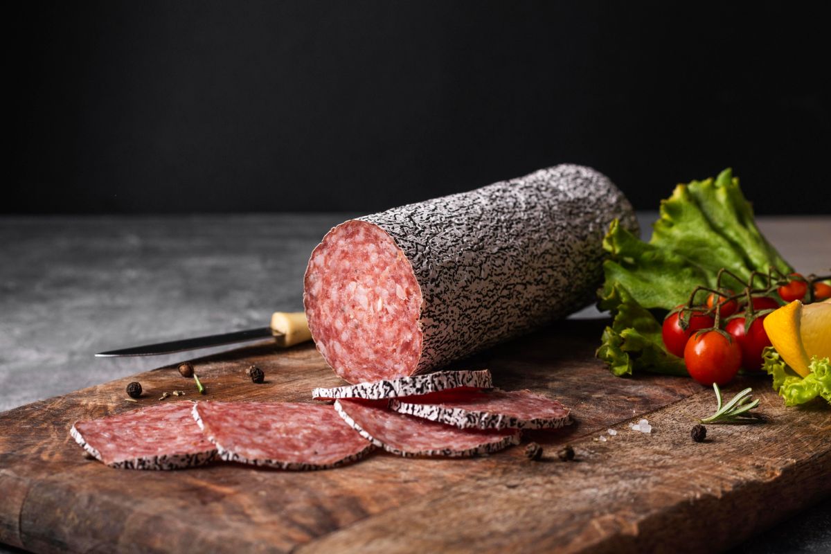 Un embutido diferente: el salami. Lo que realmente lleva dentro y los deliciosos platos que se preparan con él