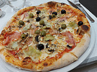 Tre Amici Pizzeria food