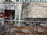 L'Authentique inside