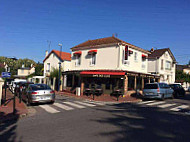 Café Des Lilas outside