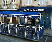 Café De La Mairie inside