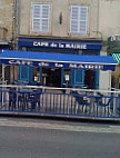 Café De La Mairie inside