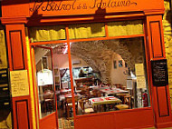 Le Bistrot De La Fontaine inside