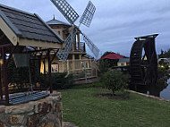 Windmill Pizza outside