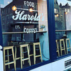 Harold's Food & Coffee outside