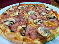 Pizza Tutto Roses food