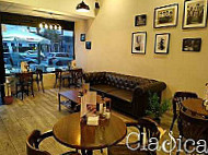 Clásica Café inside