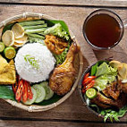 Nasi Kukus Ayam Penyet food