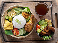 Nasi Kukus Ayam Penyet food