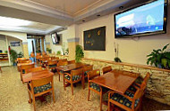 Cafeteria Hostal Mayol inside