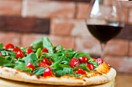 Margherita Pizza y Vino food