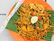 Mee Goreng Mamak Daun Pisang inside