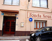 Fonda Neus outside