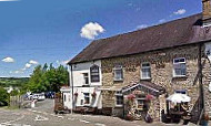 The White Hart Inn outside