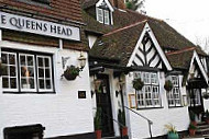The Queens Head outside