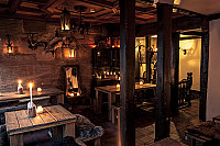 Finyas Taverne inside
