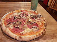 Cennis Pizzabar food