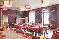 Le Bouchon De Sassay inside