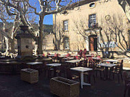 De La Mairie inside