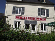 Le merle blanc outside