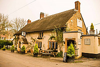 Ilchester Arms outside