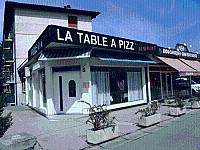 La Table A Pizz' outside