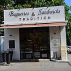 Baguettes Sandwichs Tradition outside