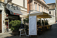 Cafe' Elzig inside