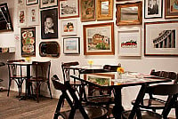 Oscar Bistrô Café inside
