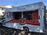 Camion Pizza Saint-james outside