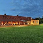 Karlov Dvor Cífer Comida