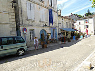 Hostellerie Le Donjon inside