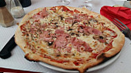 La Pizze food