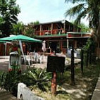 Almuerzos En Favela outside