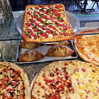 Lino's Pizza food