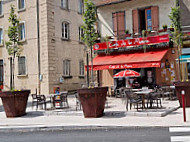 Café De La Mairie inside