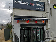 Sarl Kimigayo outside