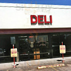 Airport Italian Deli-sushi outside