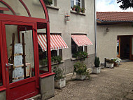 La Petite Auberge outside