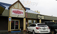 Foghorn's Liquors outside