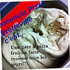 Dominute Pizza inside