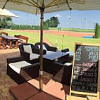 Karlov Dvor Cífer Comida