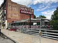 Hunter's Dinerant outside