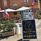 Pizz By Apéro Max outside