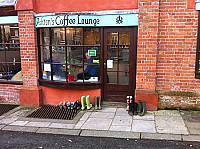 Ashton's Coffee Lounge outside