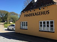 Genner Hoel Pandekagehus outside