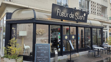 Fleur de Sushi outside