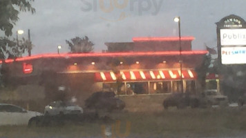 Freddy's Frozen Custard Steakburgers outside