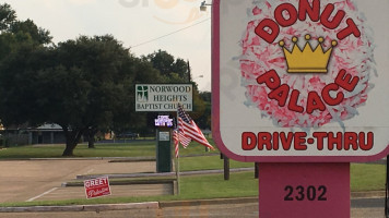 Donut Palace outside