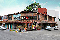 Lenos Pizza outside